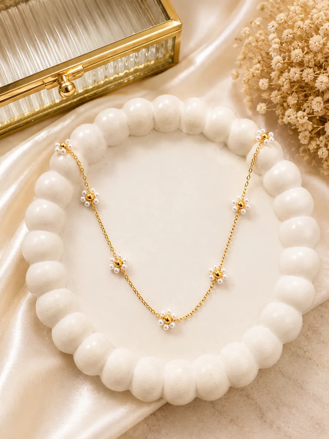 Daisy pearl necklace