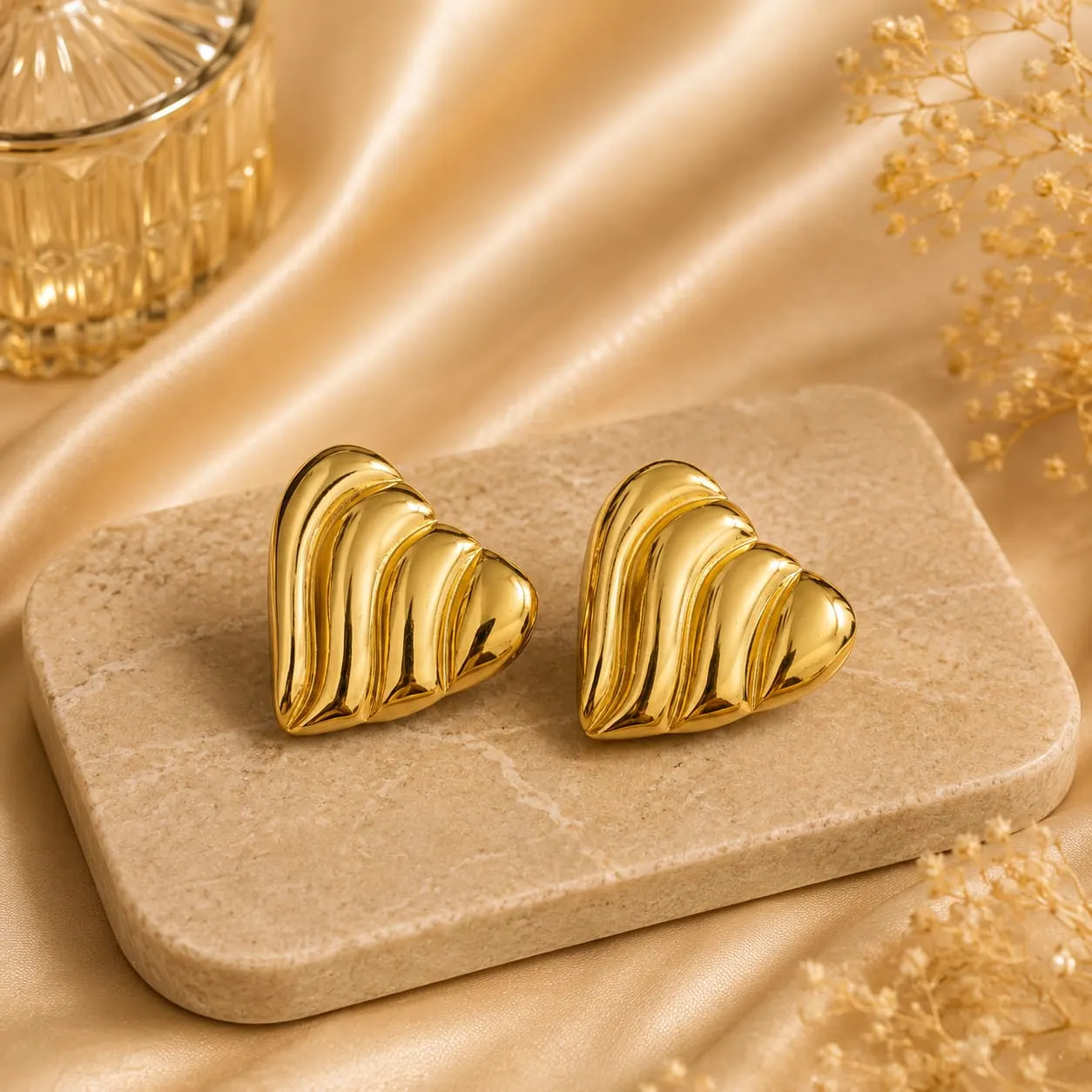 Golden wave heart stud